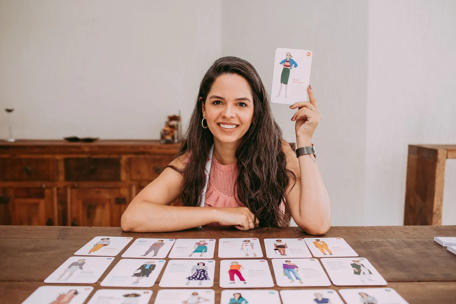 Revise os flashcards e um caderno com anotações organizadas, um cronômetro e os materiais de estudo sobre a mesa.