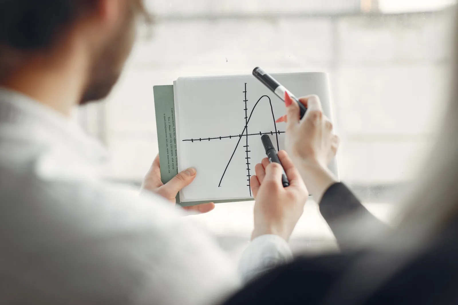 Caderno e materiais de estudo com diagramas abstratos representando hard skills e soft skills.