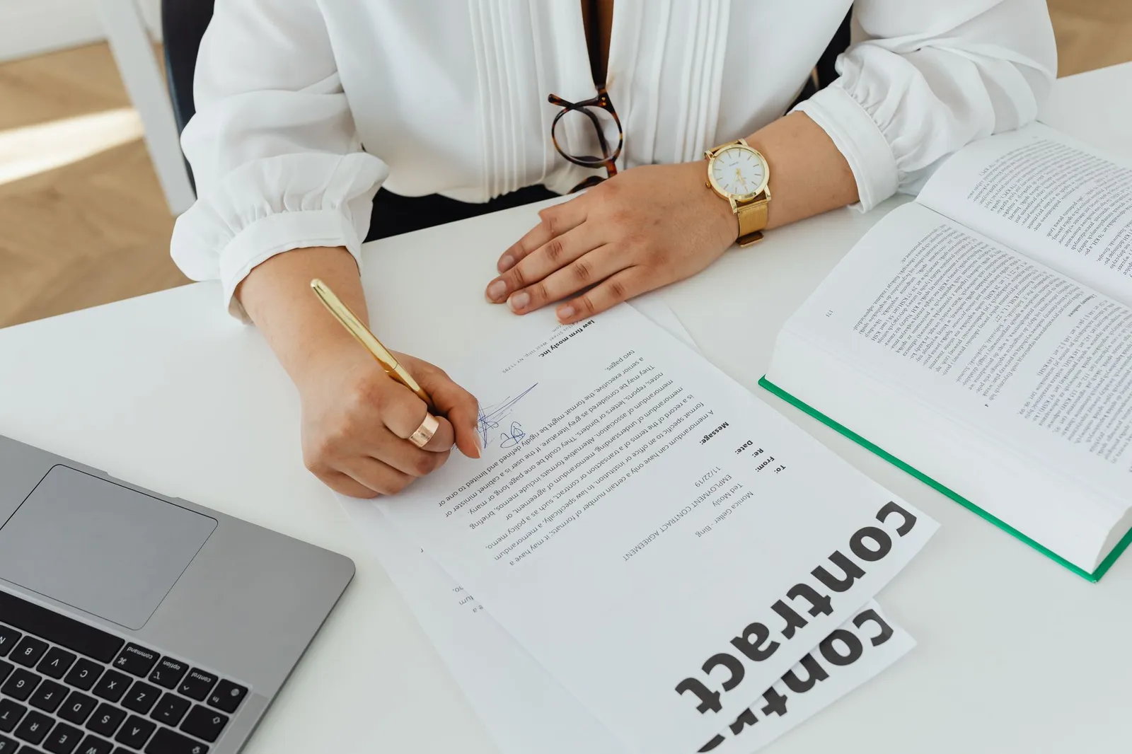 Documents and a folder on the desk, suggesting an employment contract under the CLT